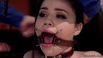 BDSM XXX Master offre alla bellezza bionda una lezione di rispetto